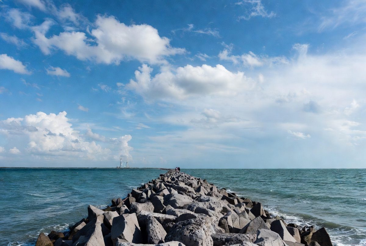 Camera with a telephoto lens pointed at the sky — the kind of setup serious launch photographers bring